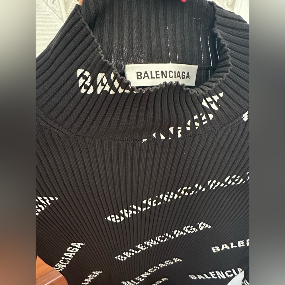 Elegant Balenciaga Black and White Long Sleeve Dress - Picture 5 of 11